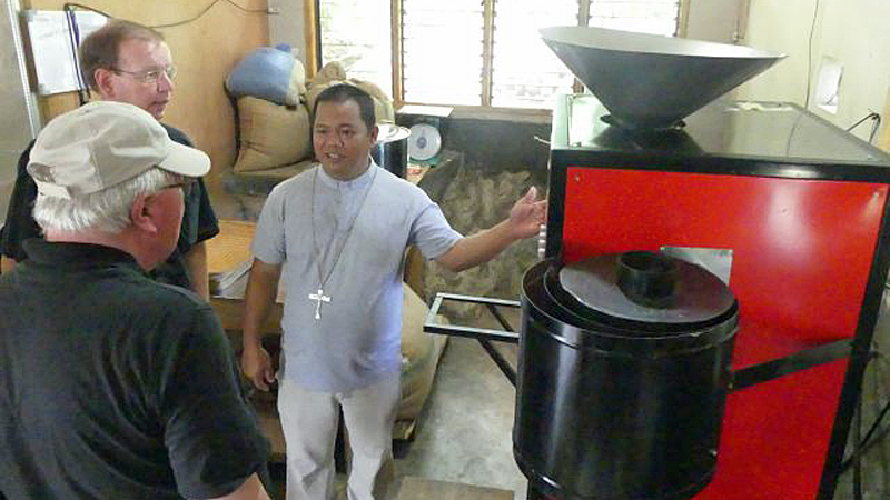 Bischof Dimoc erklärt Missio-Präsident Msgr. Huber und Weihbischof Georgens die Kaffeeröstmaschine. © Ingrid Moos