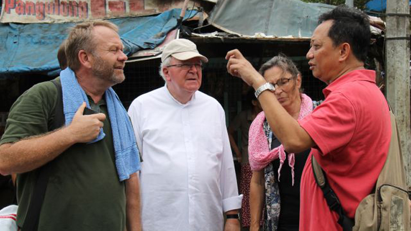 Daniel Pilario (rechts) erklärt Gabriele Heinz, Weihbischof Geogens (Mitte) und Michael Krischer von Missio, wie in Payatas gearbeitet wird. © Bistum Speyer