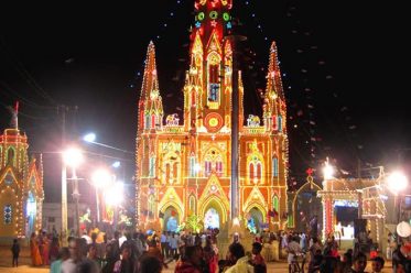 Eine weihnachtlich erleuchtete Kirche in Indien