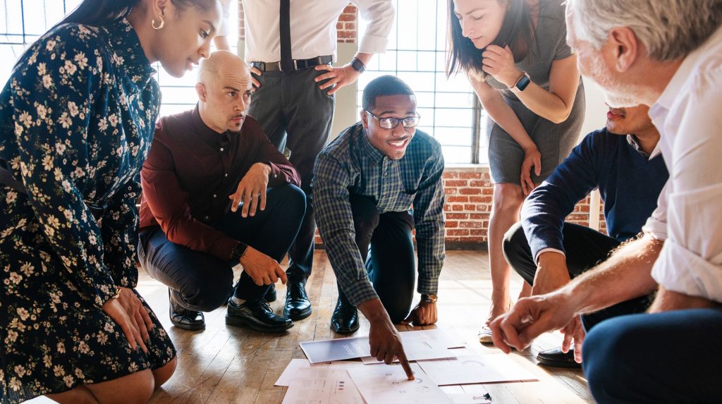 Symbolbild: Menschen arbeiten gemeinsam an einem Projekt. © rawpixel.com/stock.adobe.com